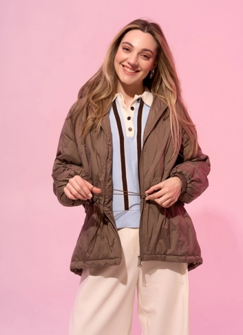 Женская куртка в коричневом цвете с капюшоном