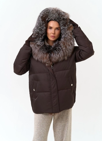 Женский пуховик с отделкой из меха блюфрост фото