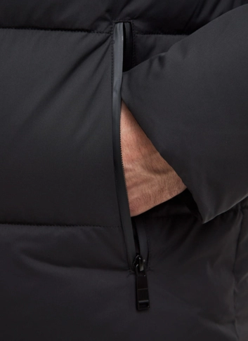 Мужской пуховик черного цвета 
