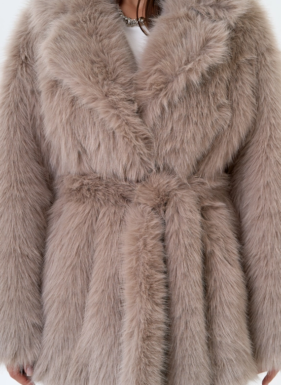 Женская шуба из эко меха в бежевом цвете