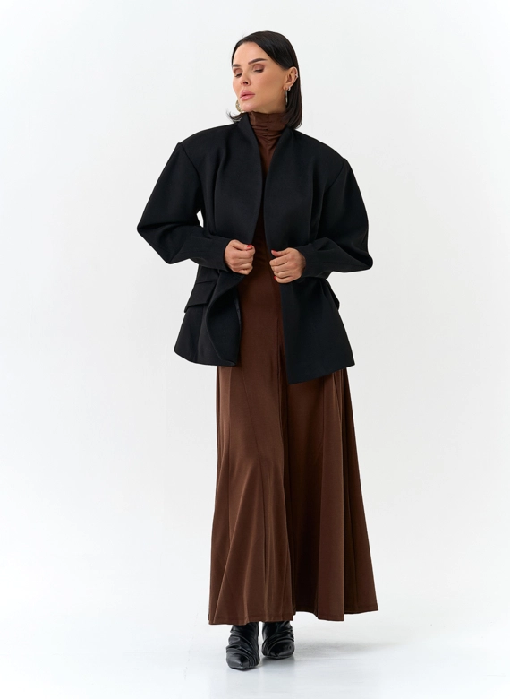 Женское укороченное пальто с акцентными рукавами фото