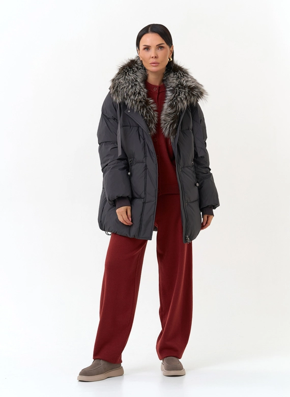 Женский пуховик с мехом чернобурой лисы на капюшоне фото