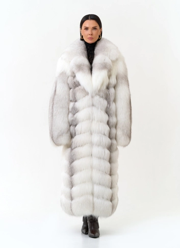Удлиненная шуба из лисы с английским воротником белого цвета фото